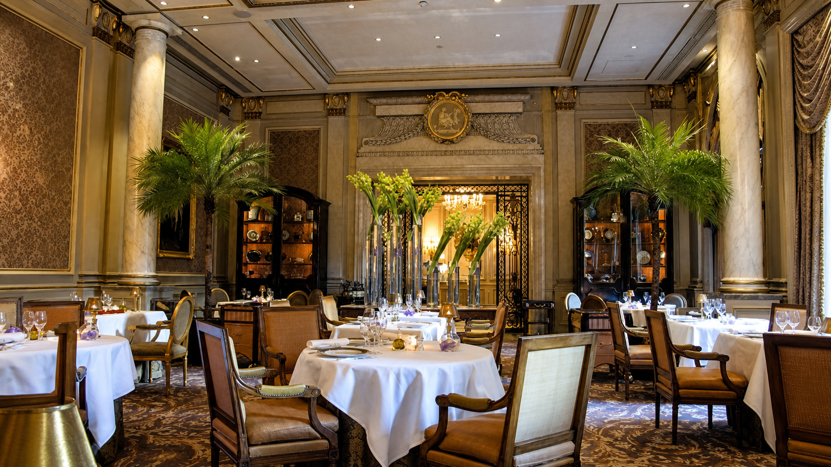 Salle de restaurant élégante de l’Hôtel George V à Paris